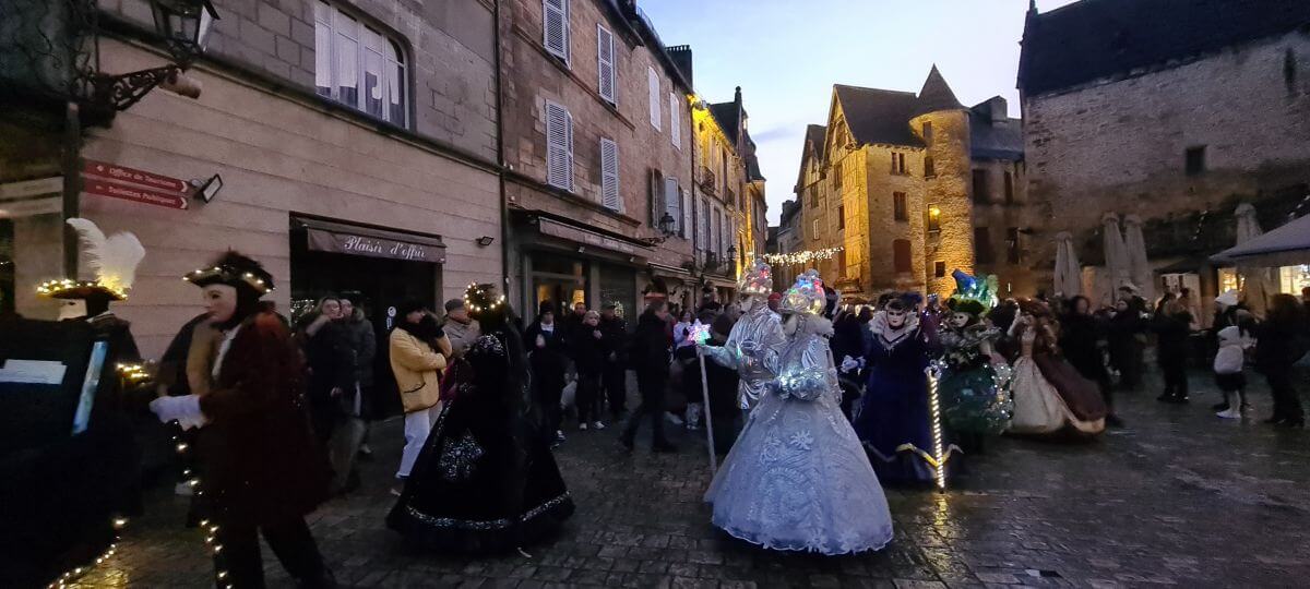 Desfile del carnaval veneciano en Sarlat Desfile del carnaval veneciano en Sarlat