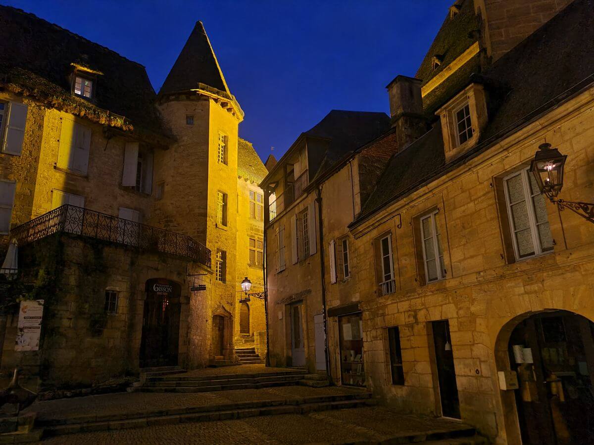 Paseando por las callejuelas de Sarlat Paseando por las callejuelas de Sarlat