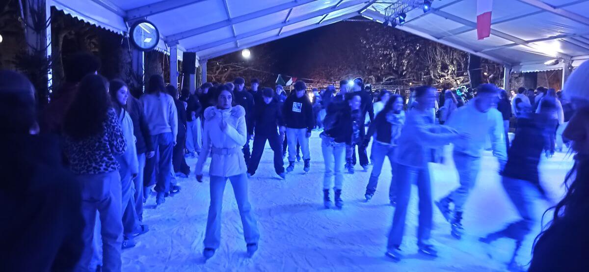 Pista de hielo del Mercadillo de Navidad de Sarlat Pista de hielo del Mercadillo de Navidad de Sarlat