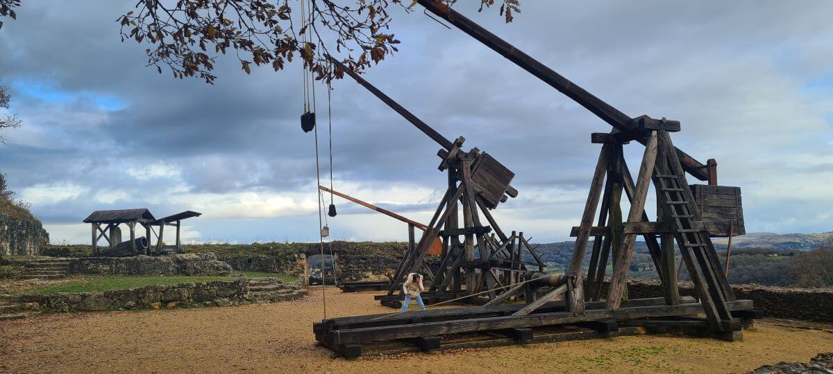 Recreaciones de máquinas de asedio de Castelnaud Recreaciones de máquinas de asedio de Castelnaud