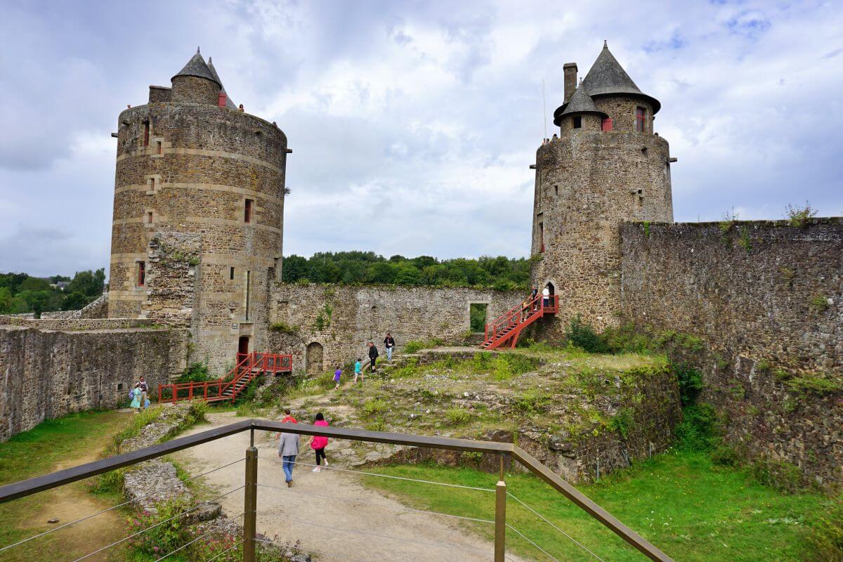 Torre Gobelins y torre Mélusine de Fougères Torre Gobelins y torre Mélusine de Fougères