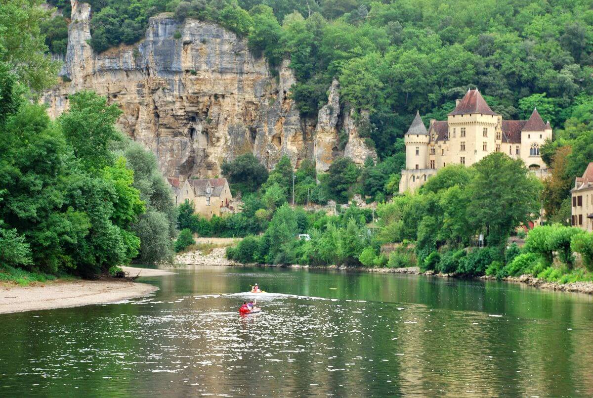 Kayak en el Dordogne a su paso por la Roque-Gageac Kayak en el Dordogne a su paso por la Roque-Gageac