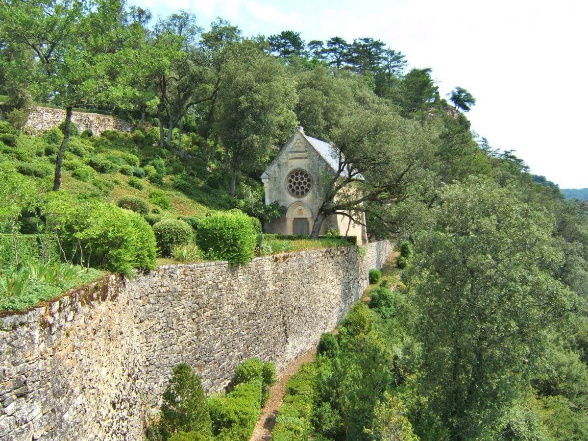 La pequeña iglesia y mirador La pequeña iglesia y mirador