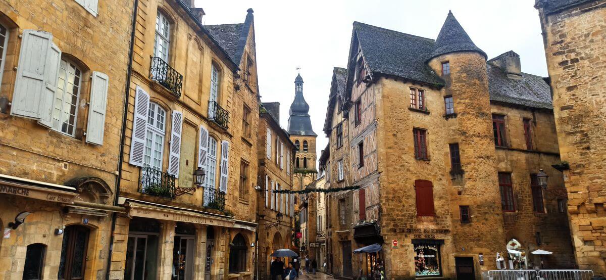 Los palacios de Sarlat iluminados por la lluvia
