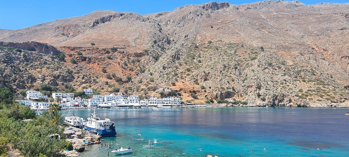 Las montañas peladas que resguardan Loutró Las montañas peladas que resguardan Loutró