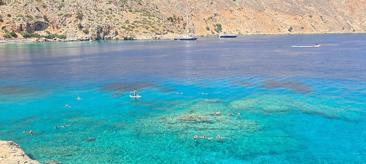 Una piscina infinita de azul turquesa Una piscina infinita de azul turquesa