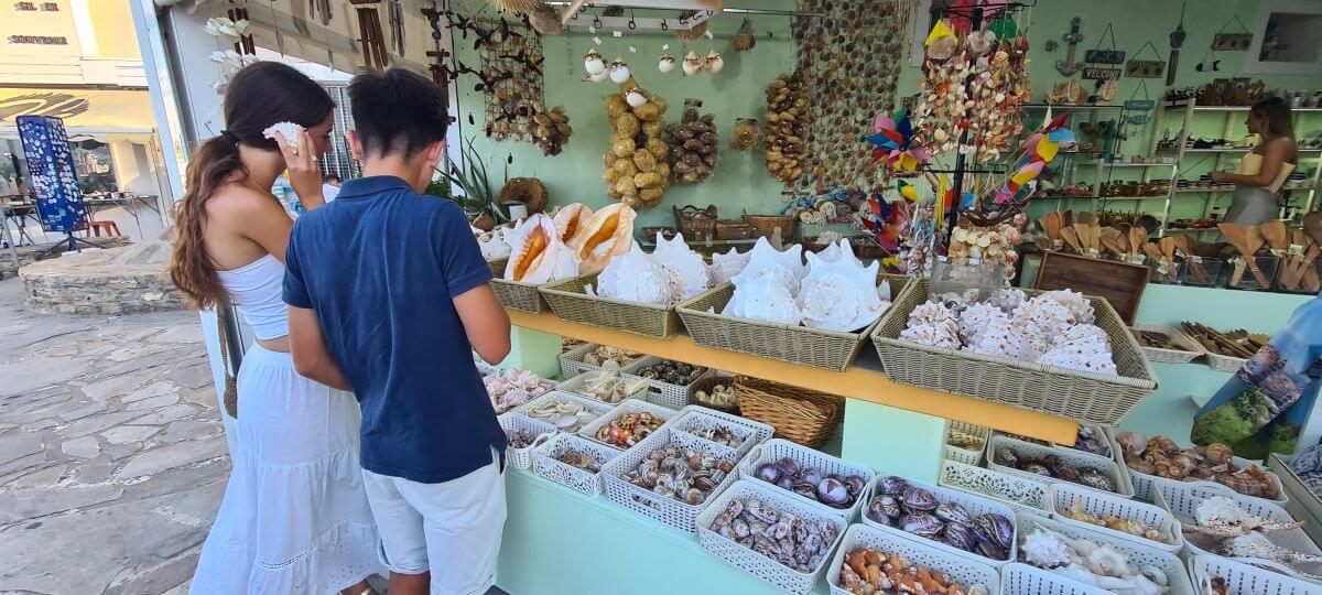De compras por el puerto de Agios Nikolaos De compras por el puerto de Agios Nikolaos