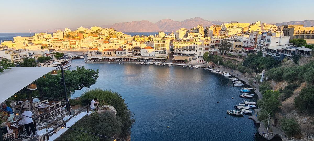 El lago Voulismeni en Agios Nikolaos El lago Voulismeni en Agios Nikolaos