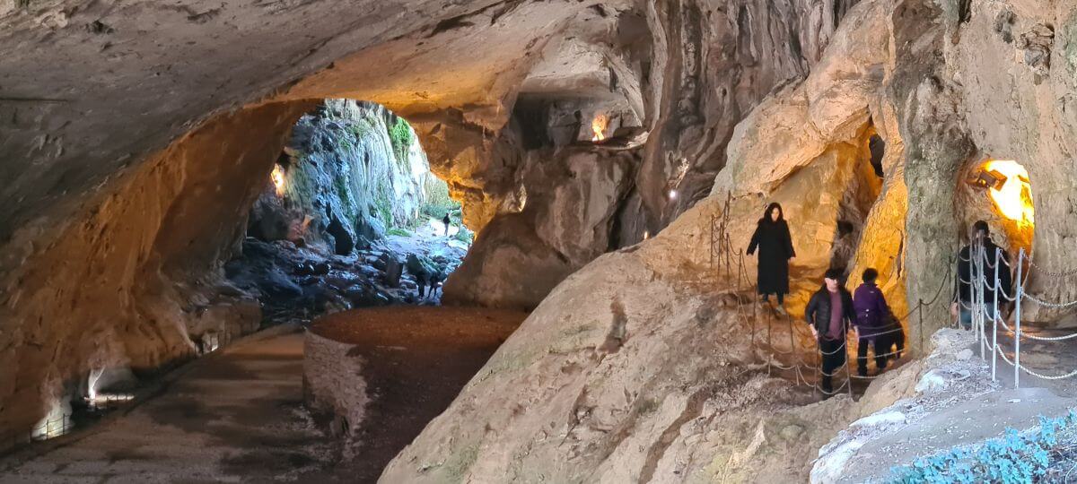 En el nivel superior de las cuevas En el nivel superior de las cuevas