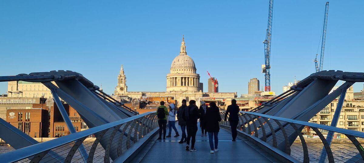La Catedral de Saint Paul desde el Millenium Bridge La Catedral de Saint Paul desde el Millenium Bridge