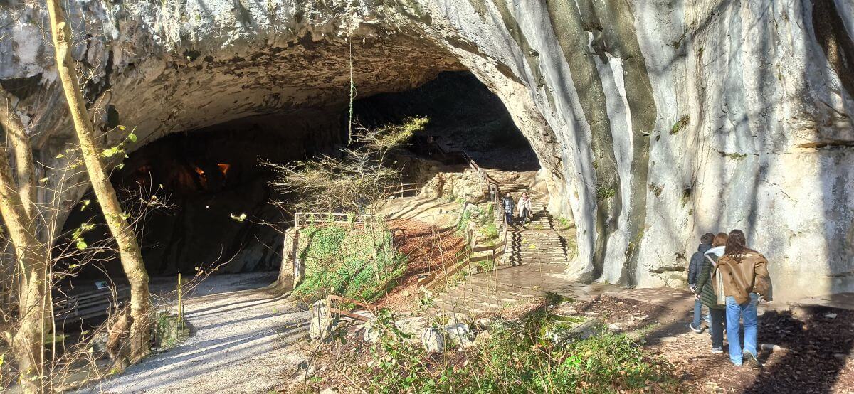 La entrada a las cuevas de Zugarramurdi La entrada a las cuevas de Zugarramurdi