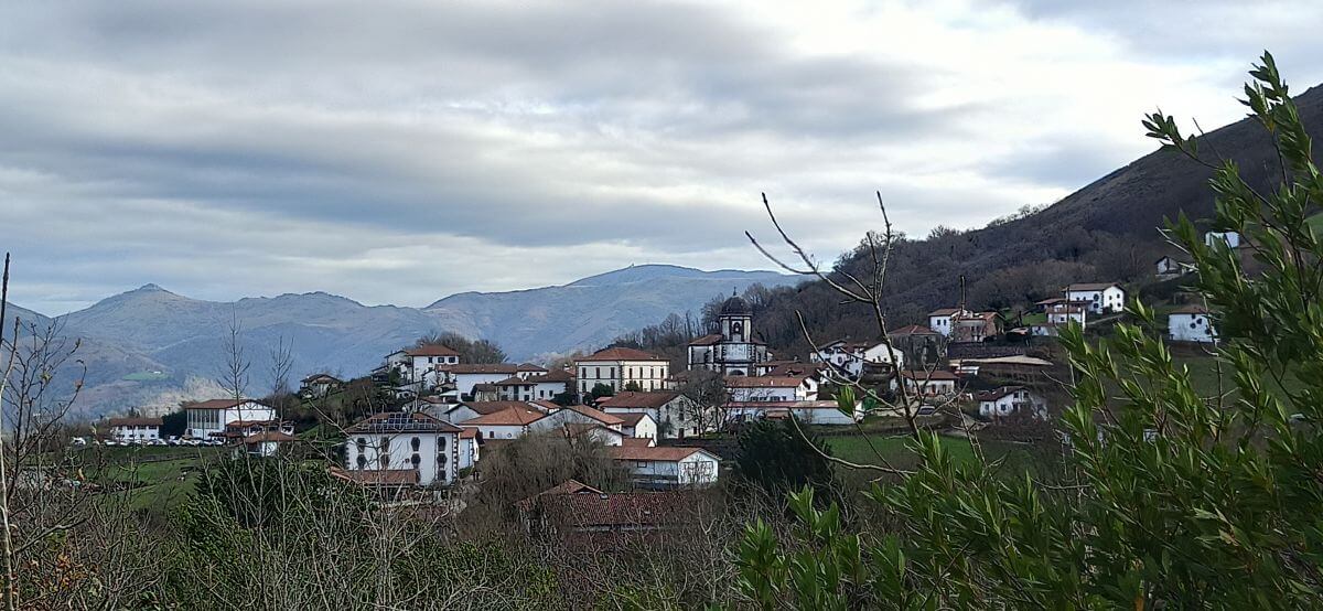 Zugarramurdi desde el mirador del sendero de las cuevas Zugarramurdi desde el mirador del sendero de las cuevas