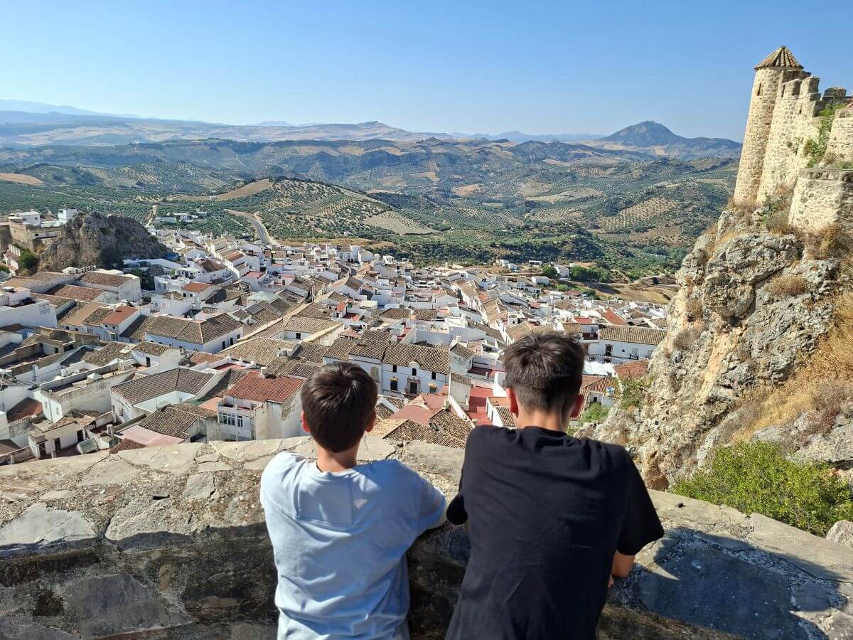 Contemplando Olvera, uno de los pueblos de la ruta de los pueblos blancos de Cádiz Contemplando Olvera, uno de los pueblos de la ruta de los pueblos blancos de Cádiz