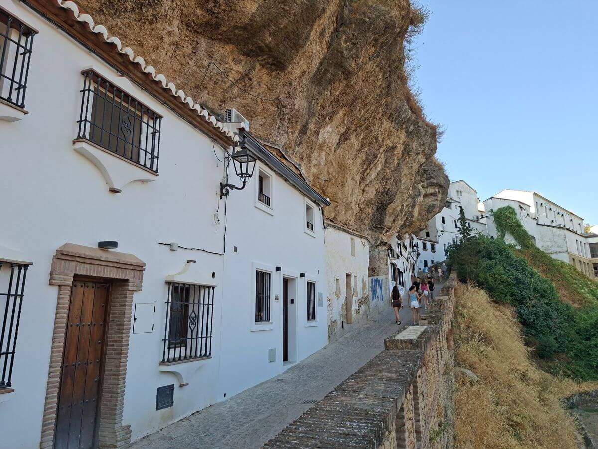 Casas bajo las cuevas, lo más típico que ver en Setenil de las Bodegas Casas bajo las cuevas, lo más típico que ver en Setenil de las Bodegas