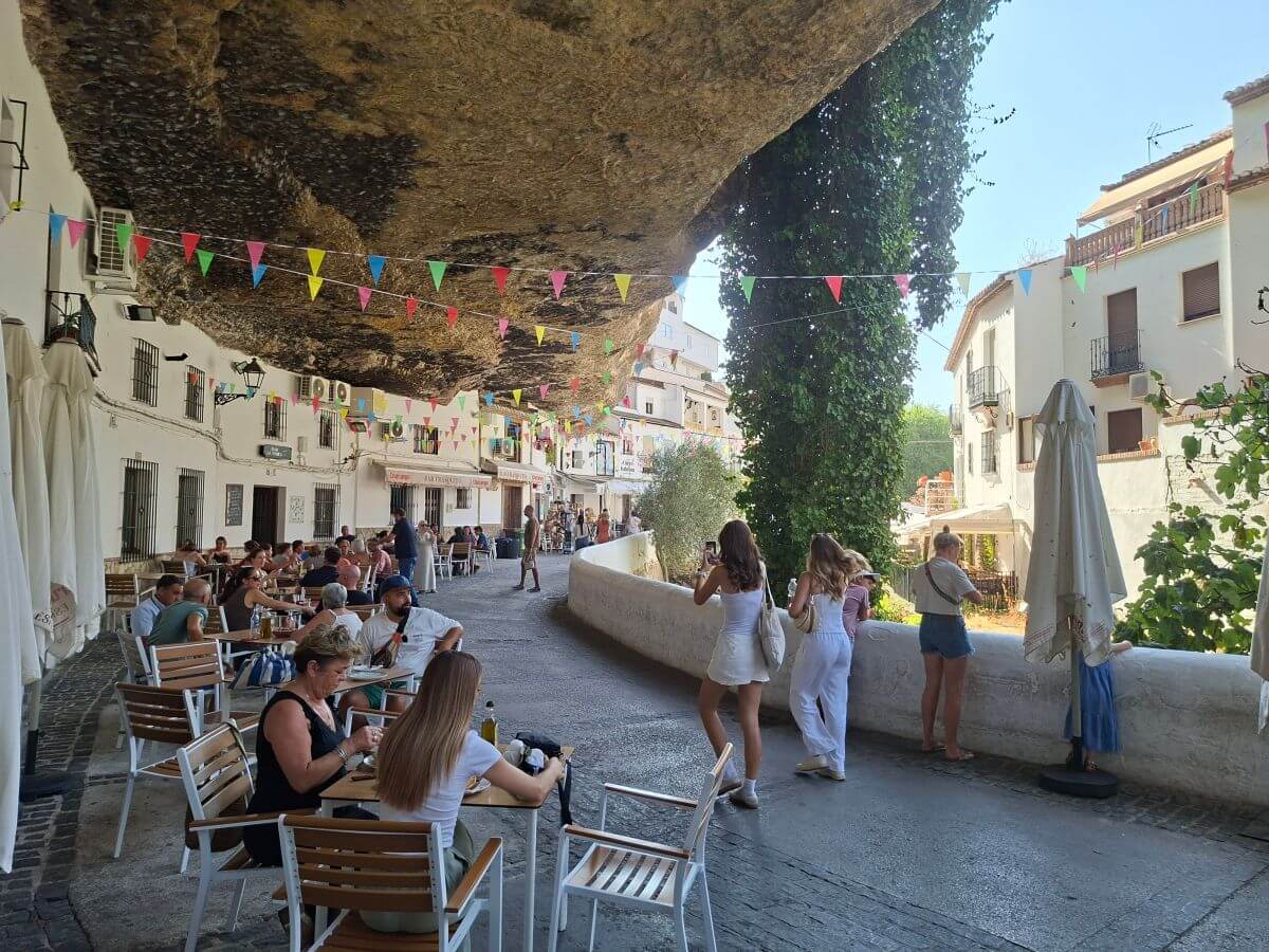 La calle más famosa de Setenil de las Bodegas
