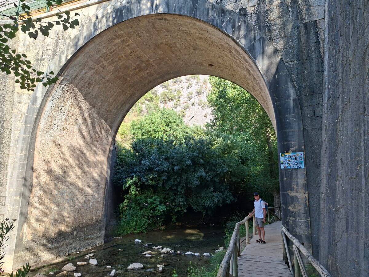 Pasarela de camino a la Cueva del Gato Pasarela de camino a la Cueva del Gato