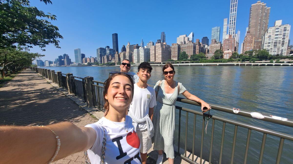 Foto en familia con el East River y el Skyline de Nueva York detrás Foto en familia con el East River y el Skyline de Nueva York detrás