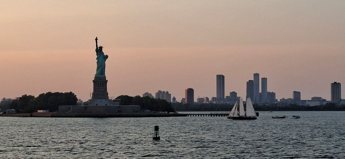 La estatua de la Libertad y el Downtown de Manhattan La estatua de la Libertad y el Downtown de Manhattan