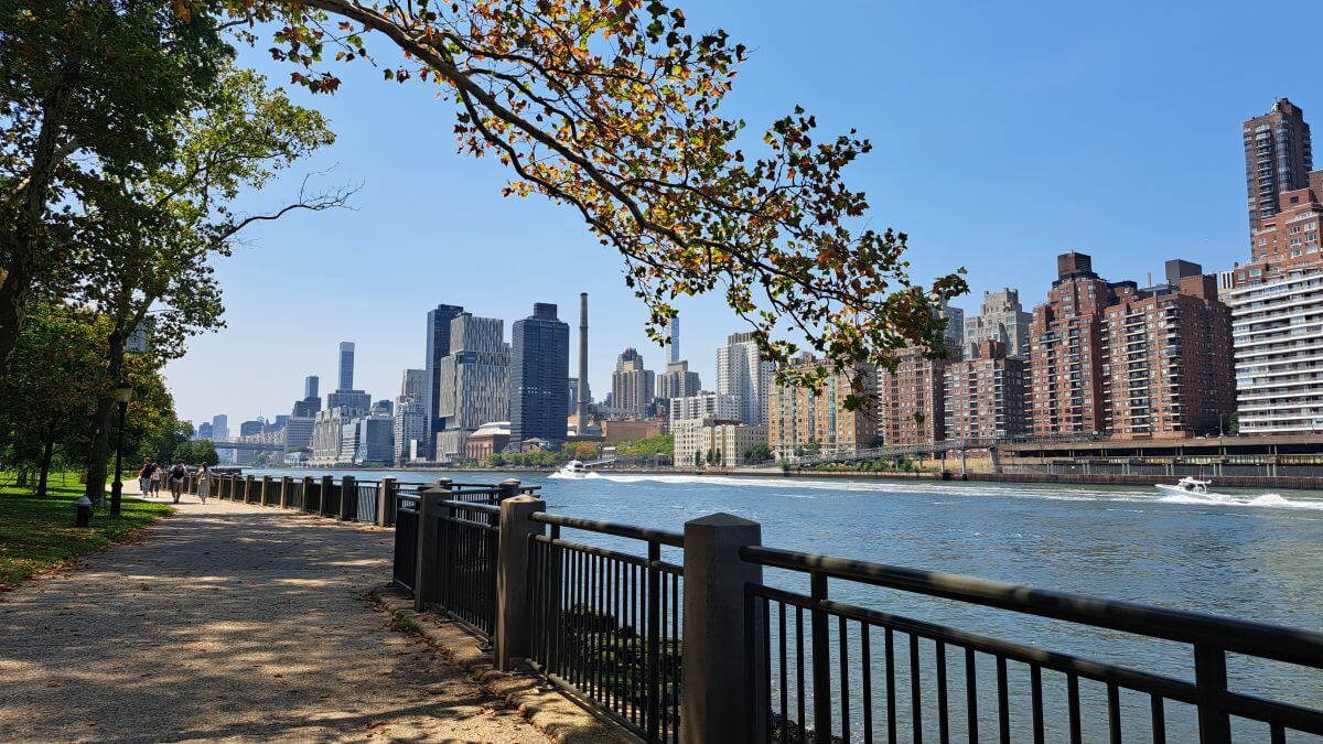 Paseo ribereño junto al Río Este Paseo ribereño junto al Río Este