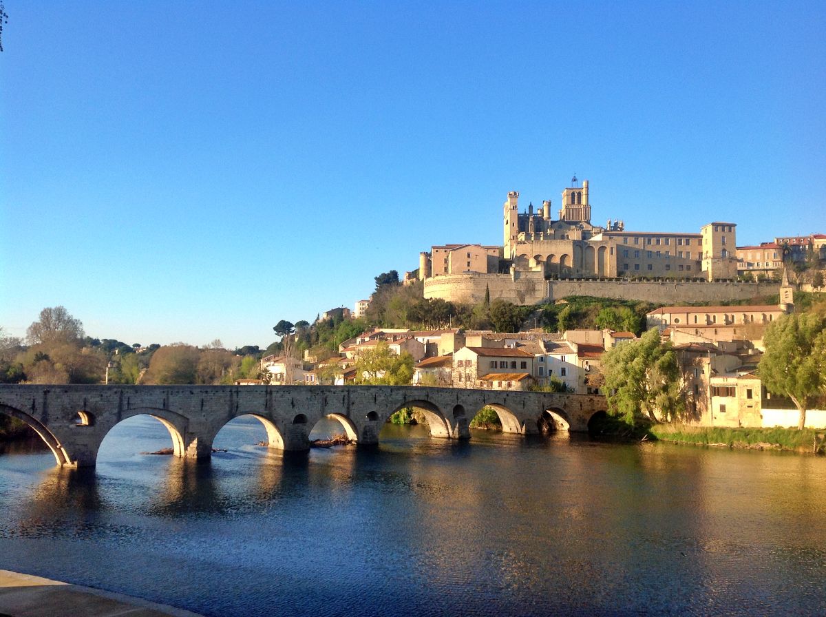 Puente viejo y catedral de Béziers Puente viejo y catedral de Béziers