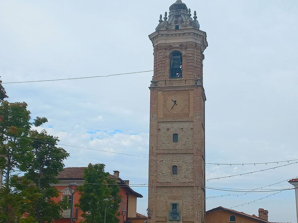 Torre campanario de La Morra Torre campanario de La Morra