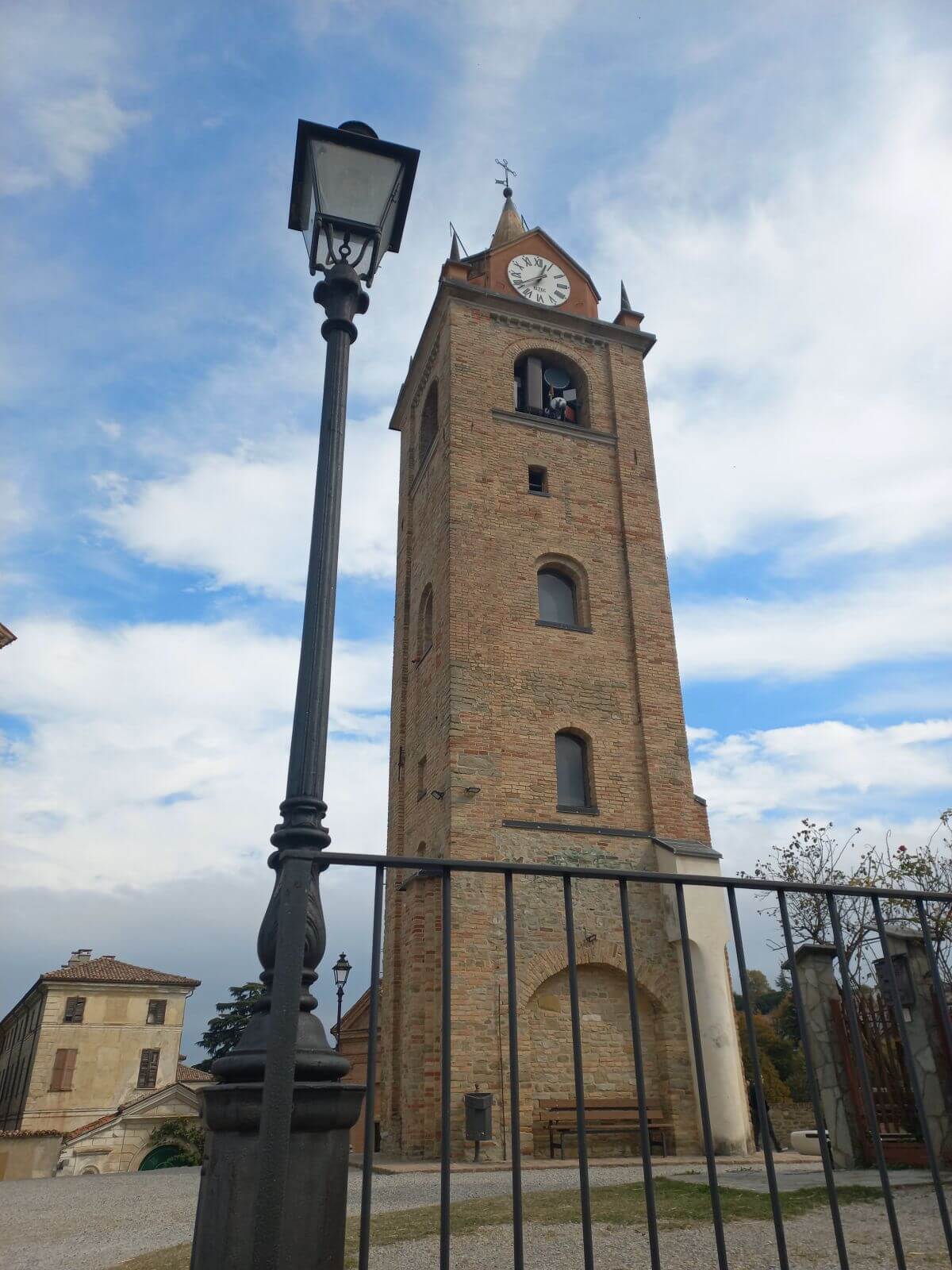 Torre campanario de Monforte d'Alba Torre campanario de Monforte d'Alba