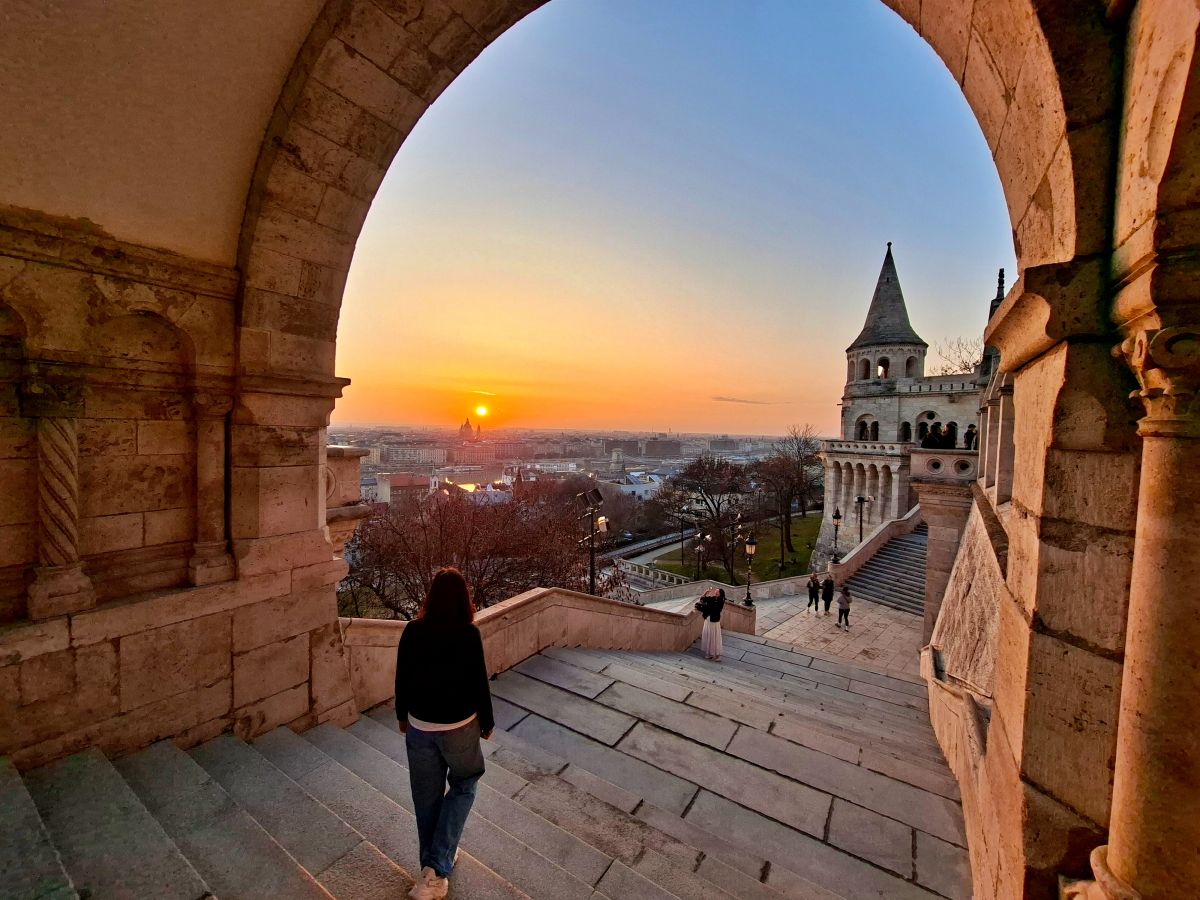 Amanecer en las escaleras del Bastión de los Pescadores