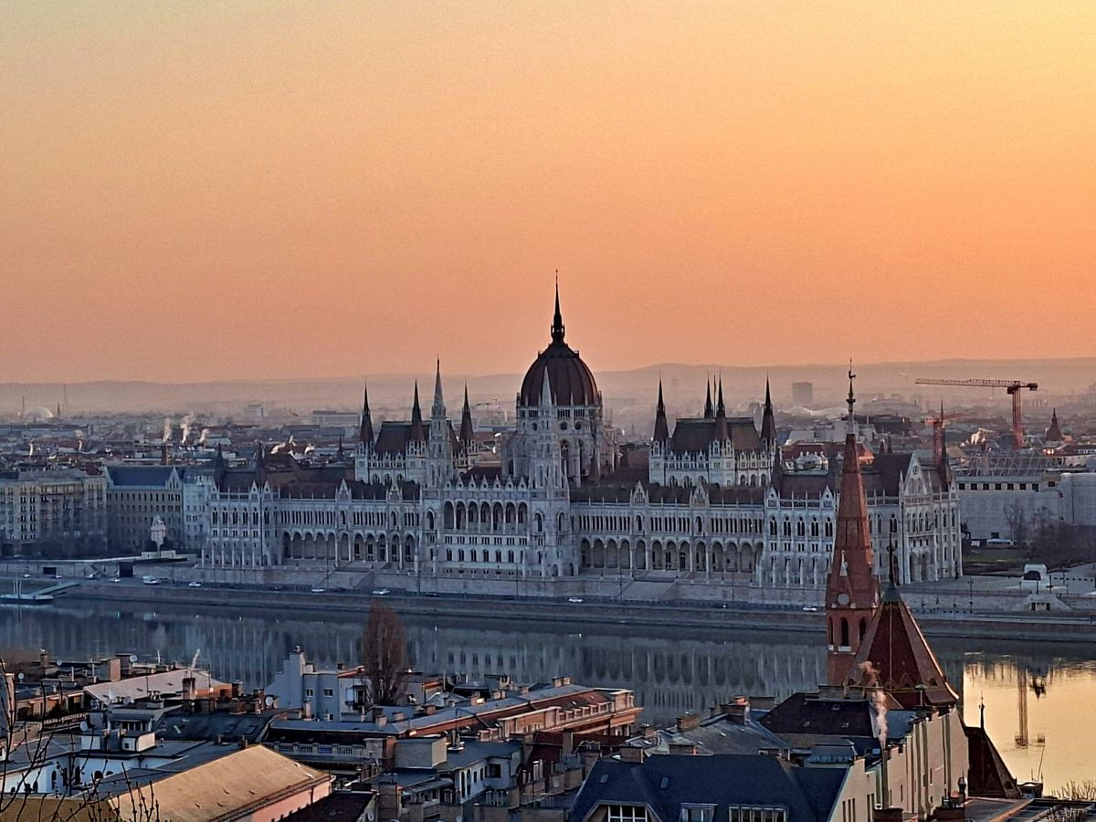 Amanecer sobre el Parlamento de Budapest