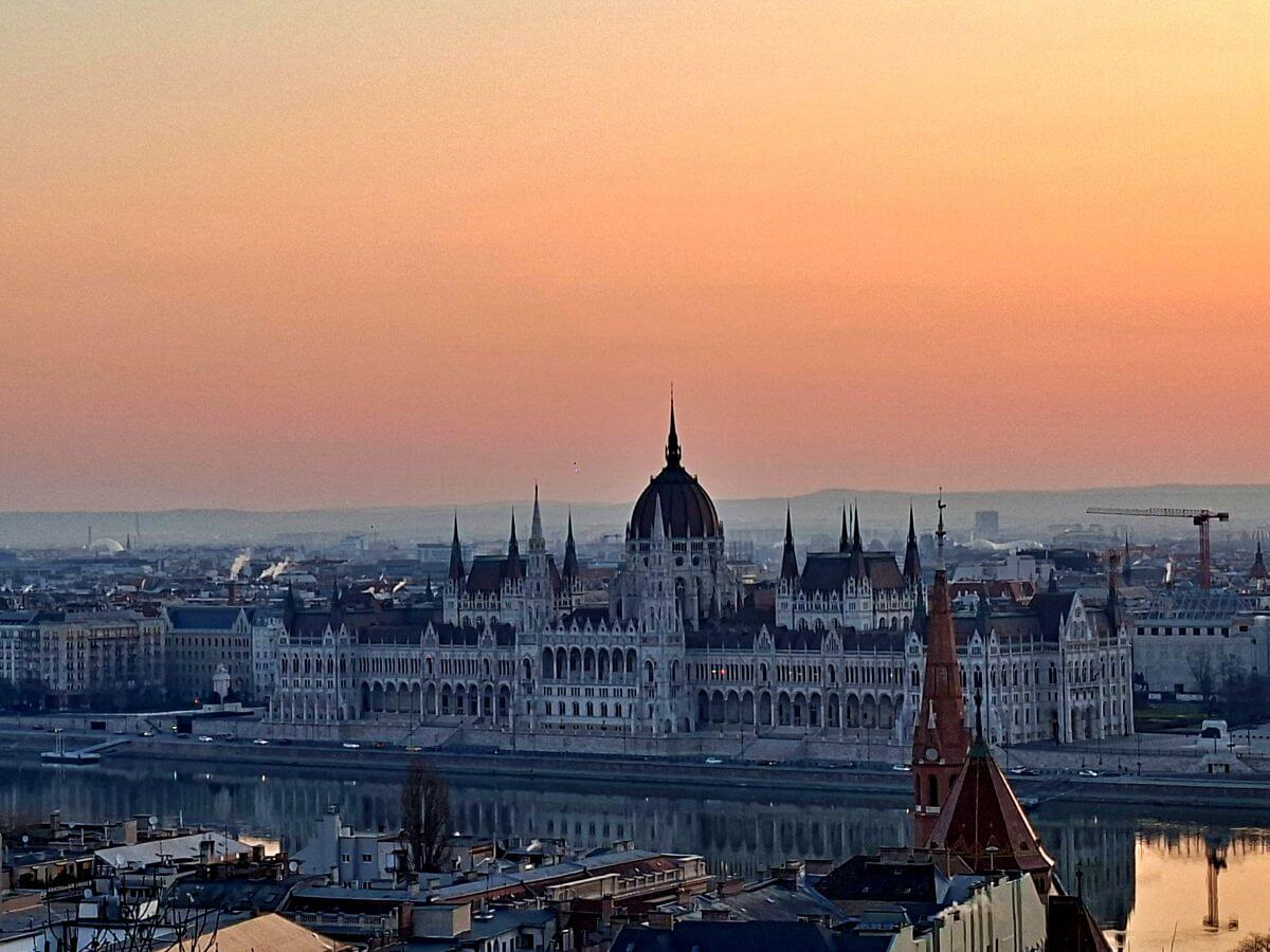 Amanecer sobre el Parlamento de Budapest
