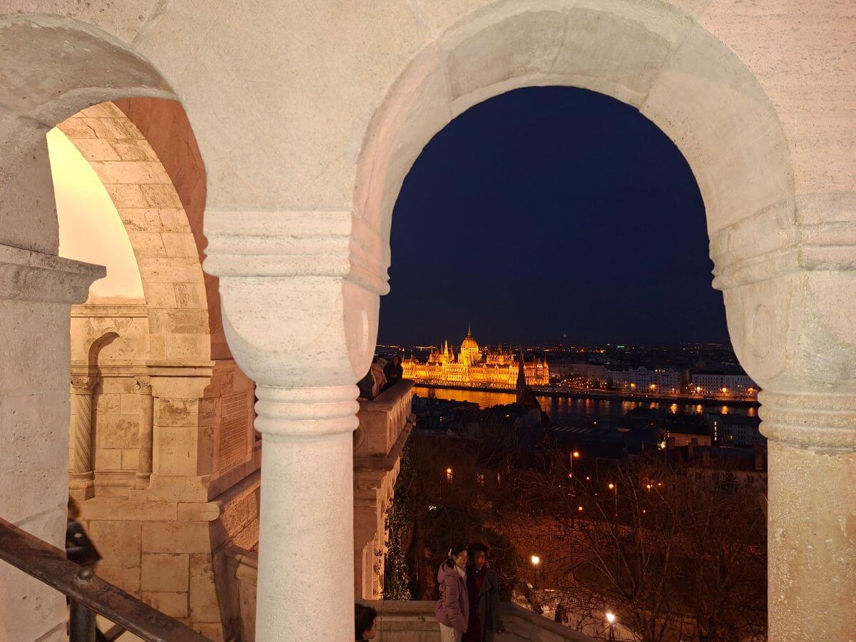 El parlamento de Budapest bajo los arcos neogóticos del Bastión de los Pescadores