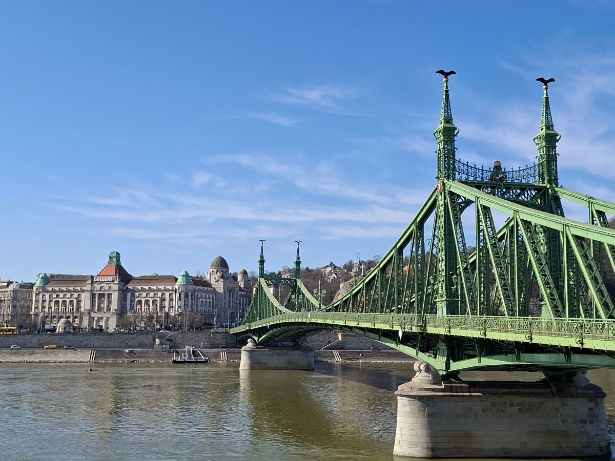El puente de la Libertad con el Balneario Gellért al fondo