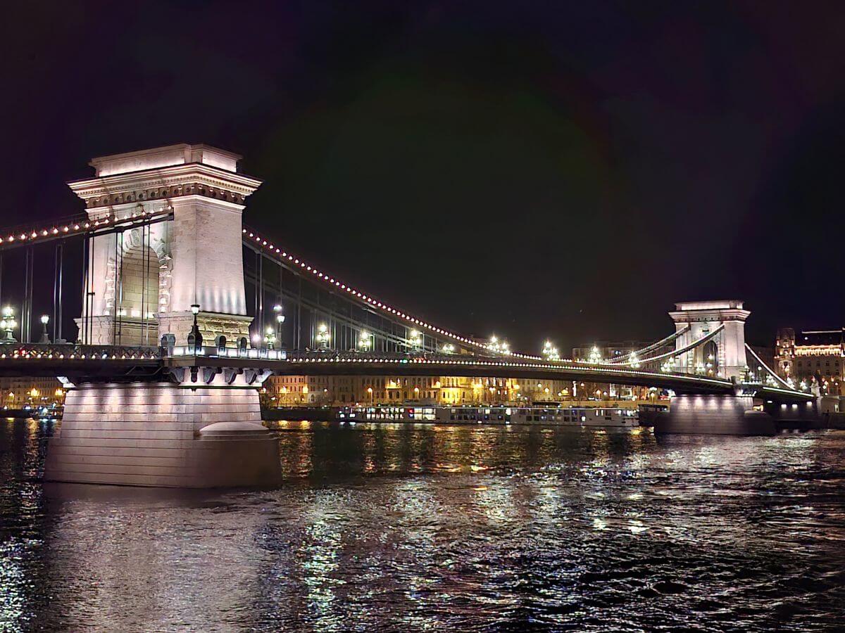 El puente de las Cadenas iluminado