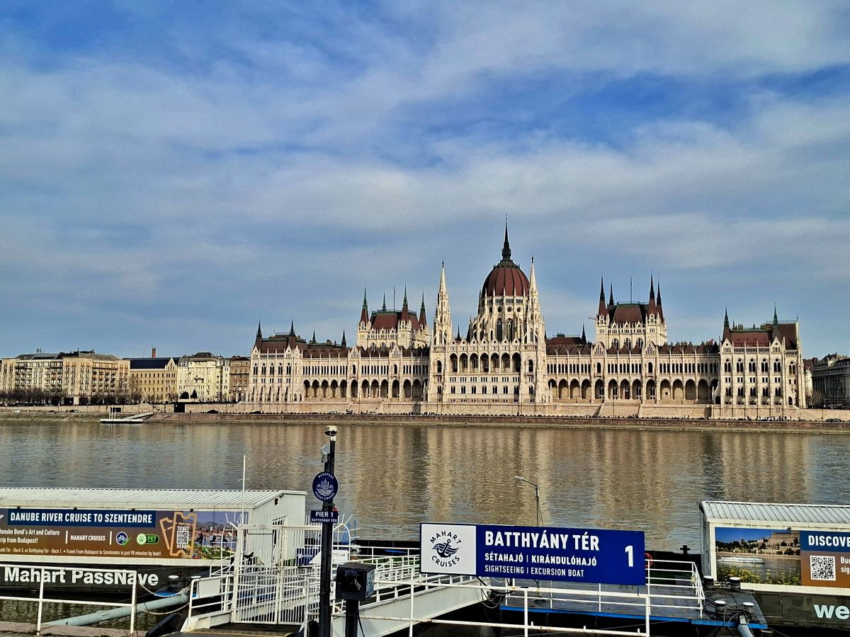 Embarcadero con vistas al Parlamento de Budapest