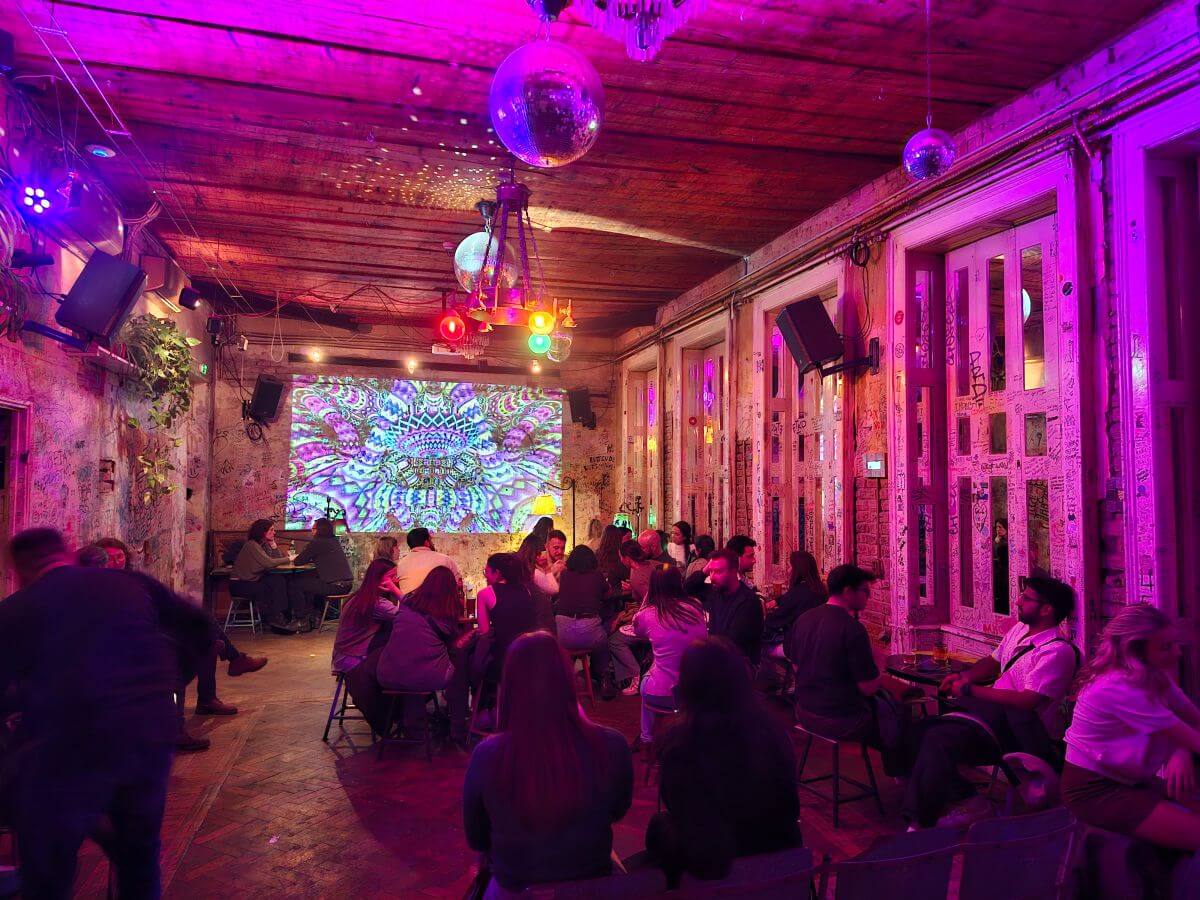 Fiesta en el Szimpla Kert Ruin Bar