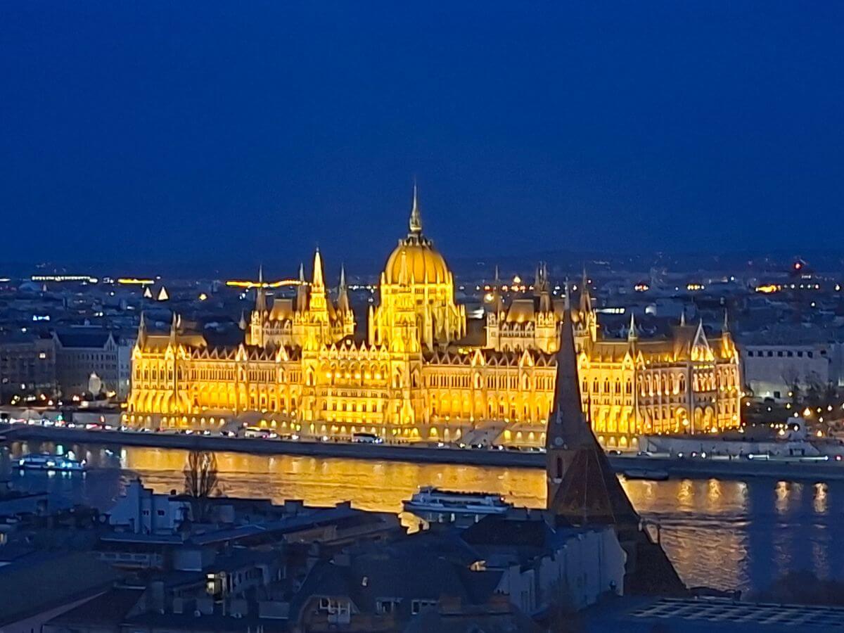 Hora azul en el Parlamento de Budapest