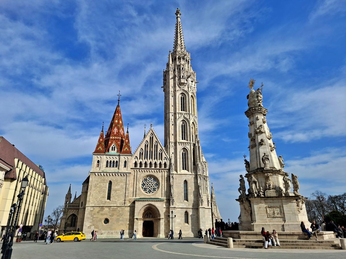 La Iglesia de Matías bajo un cielo azul
