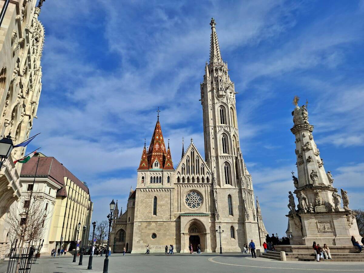 La Iglesia de Matías bajo un cielo azul