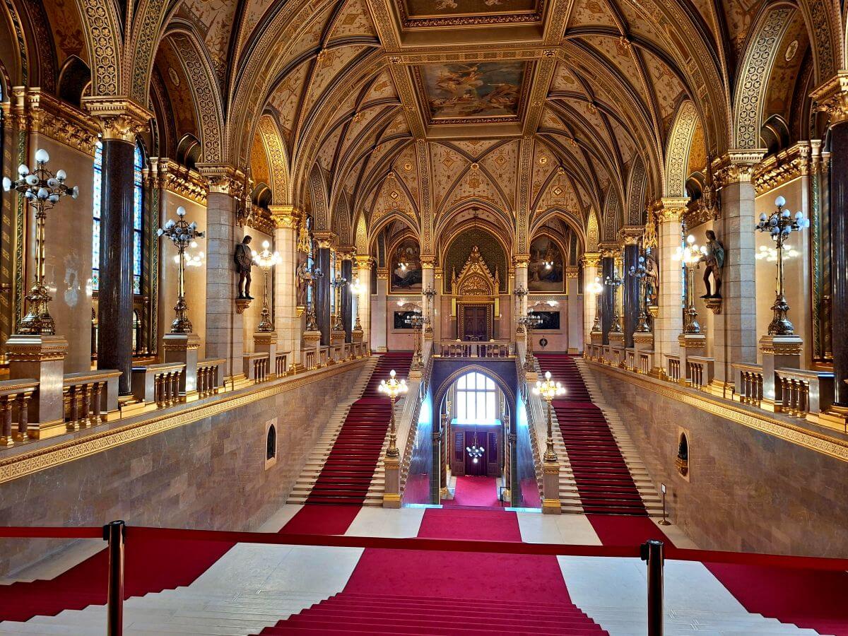 La famosa escalera del Parlamento de Budapest