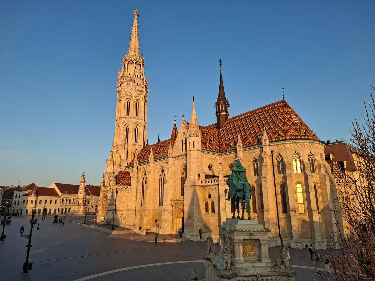 La iglesia de Matías iluminada por el amanecer