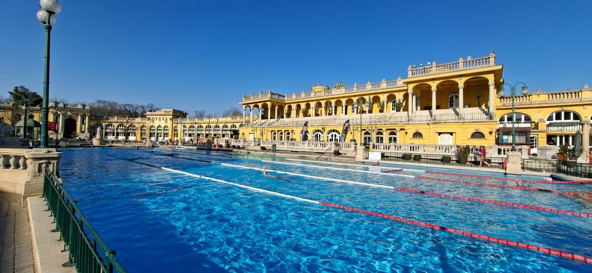 La piscina olímpica de Széchenyi