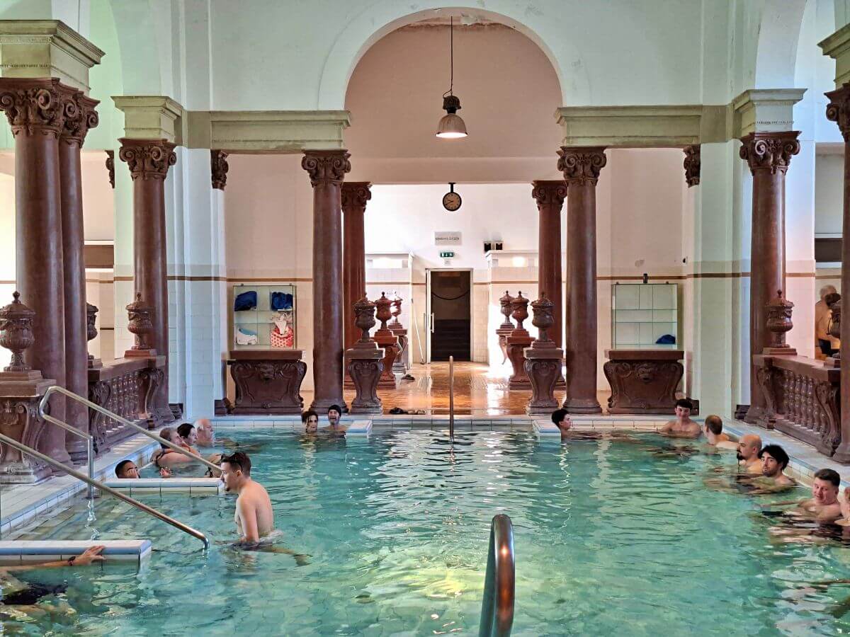 Piscinas interiores de los Baños de Széchenyi