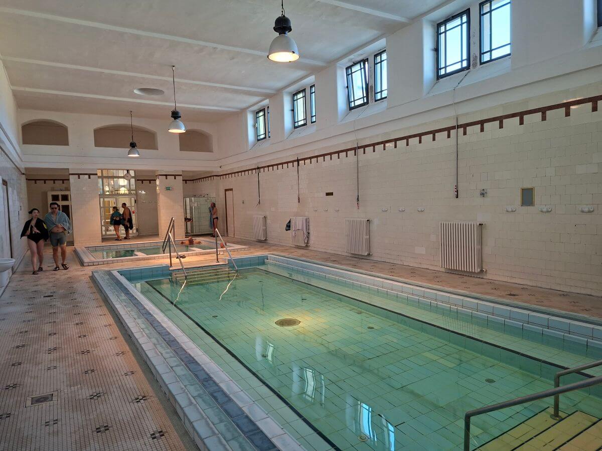 Piscinas interiores del balneario Széchenyi