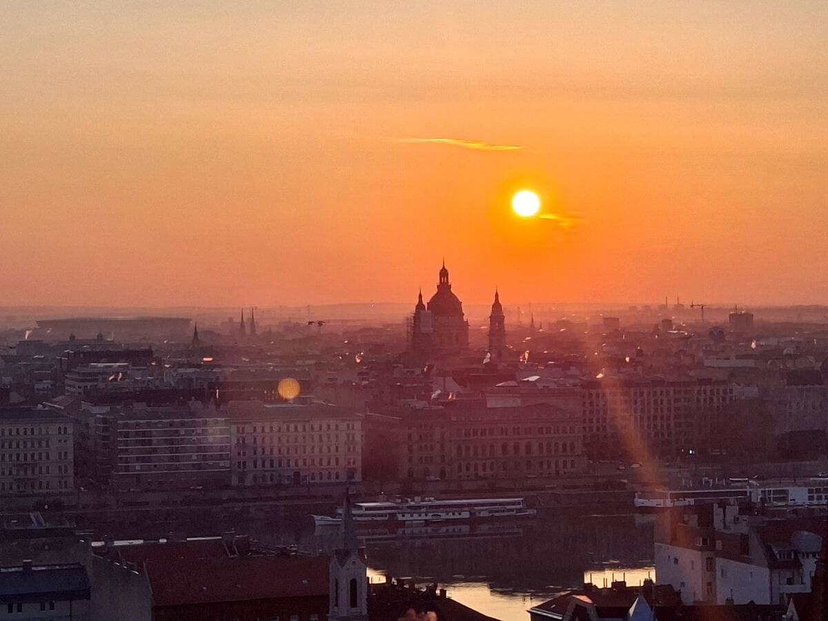 Sale el sol por encima de la Basílica de San Esteban