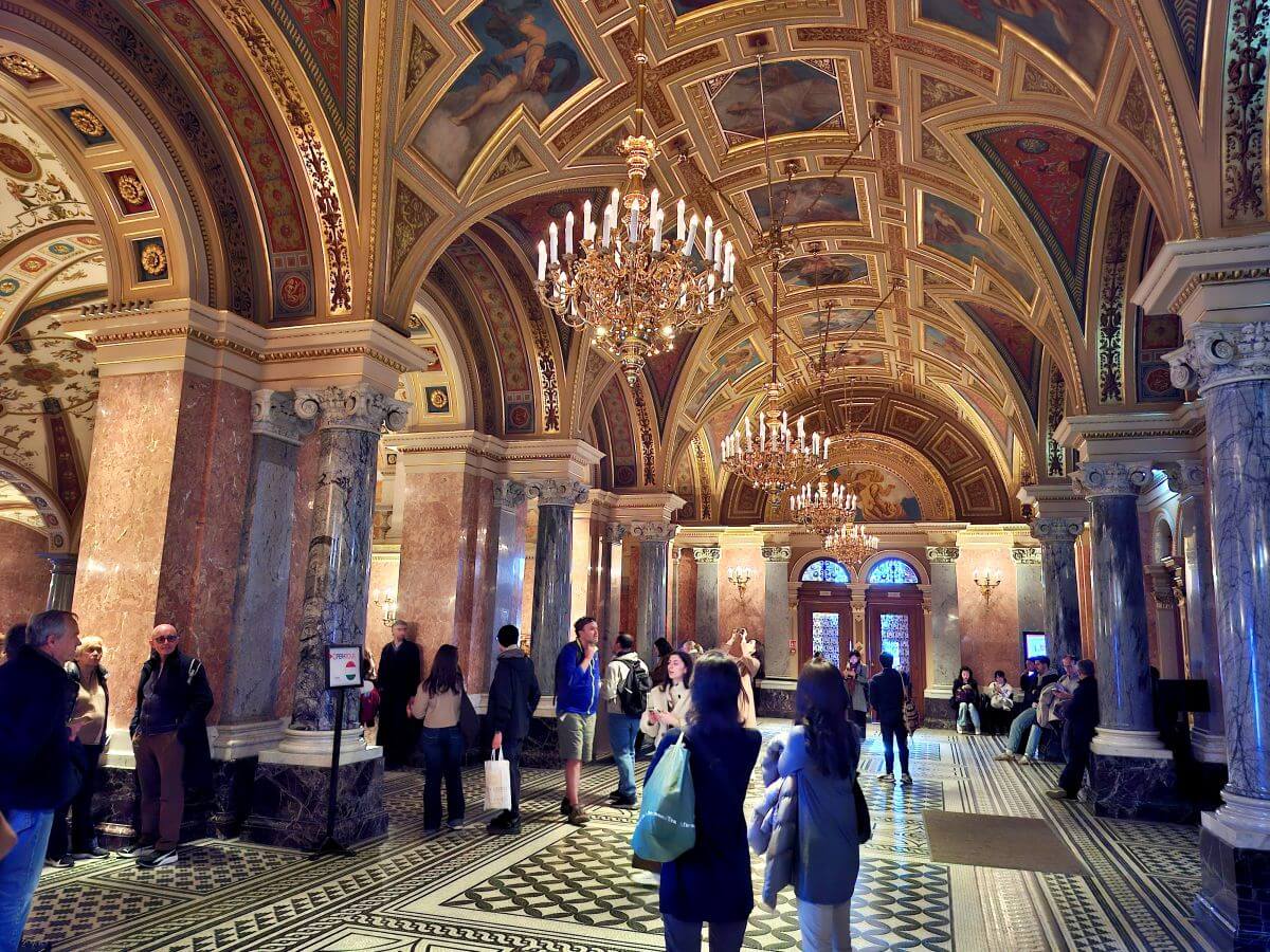 Suntuoso interior de la Ópera de Budapest