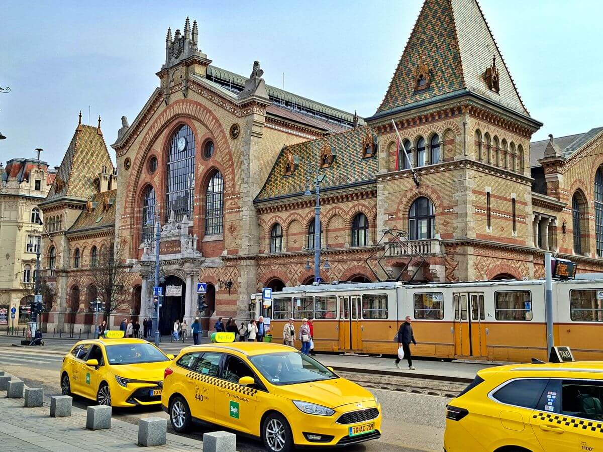 Taxis frente al Mercado Central de Budapest