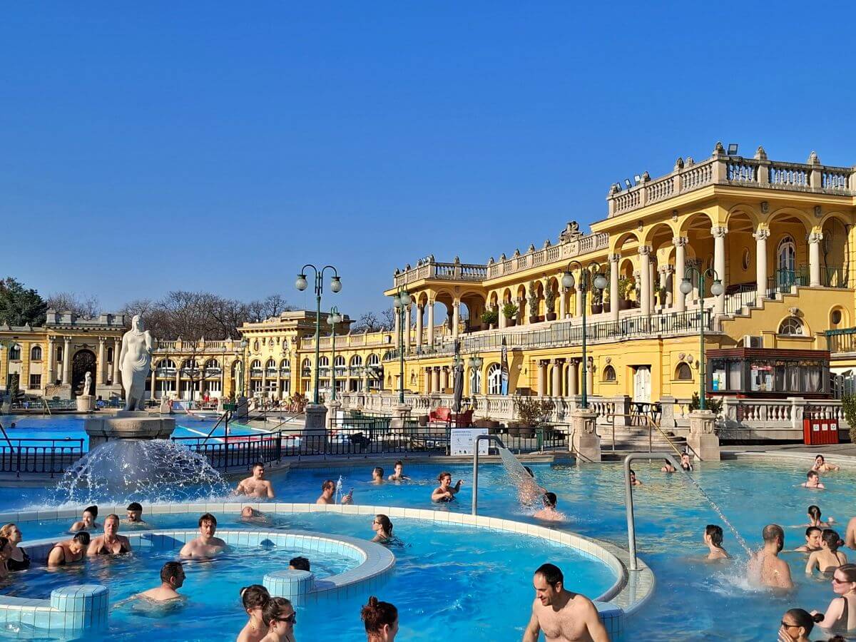 Una de las piscinas exteriores de Széchenyi