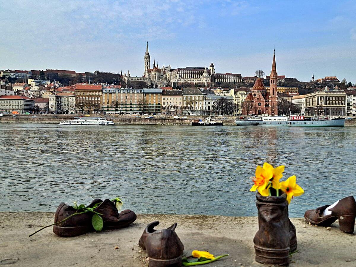 Vistas de Buda desde el monumento Zapatos en la orilla del Danubio