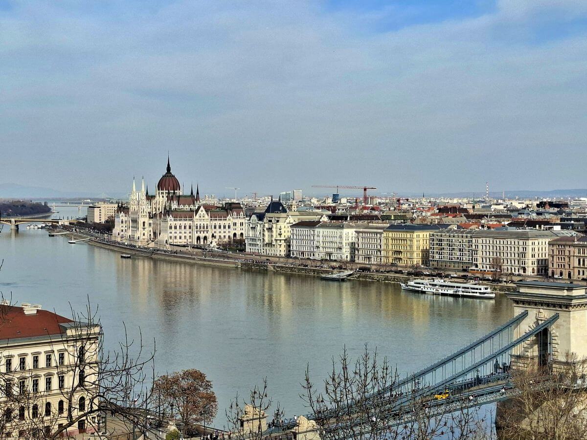 Vistas del Parlamento de Budapest desde el castillo de Buda