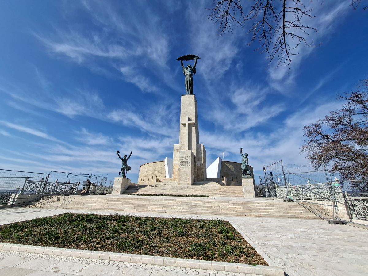 cielo azul en la Estatua de la Libertad