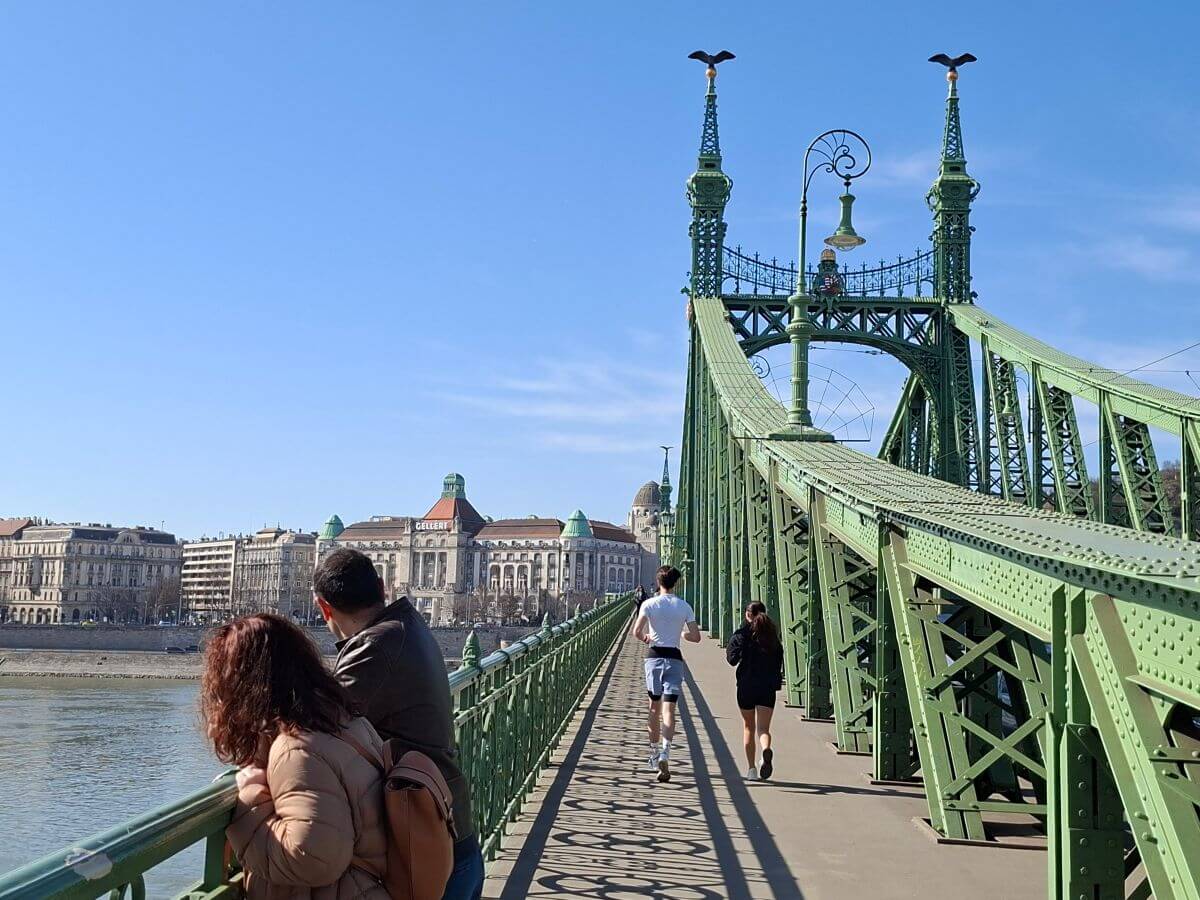 Contemplando las termas Gellért desde el Puente de la Libertad